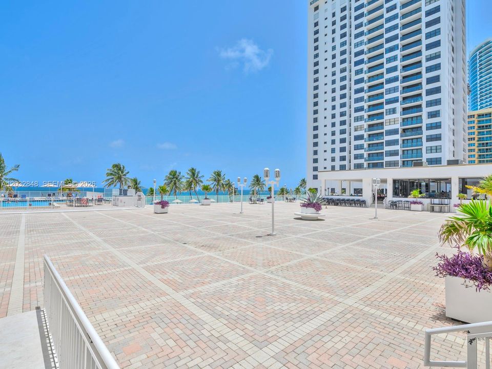 For Sale: $450,000 (1 beds, 1 baths, 1000 Square Feet)