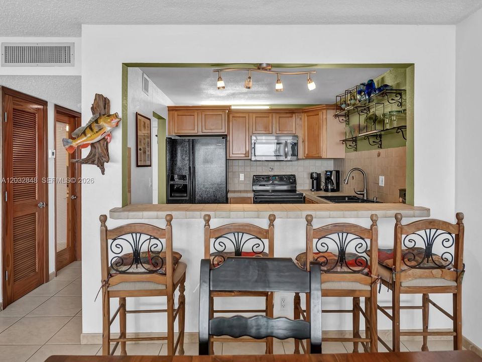 For Sale: $450,000 (1 beds, 1 baths, 1000 Square Feet)