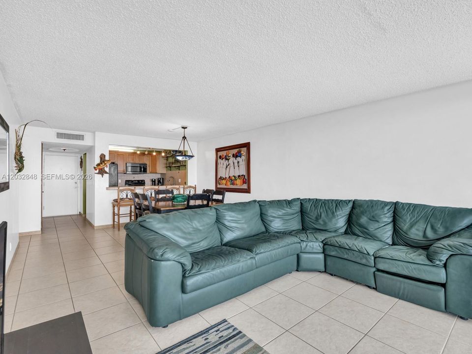 For Sale: $450,000 (1 beds, 1 baths, 1000 Square Feet)