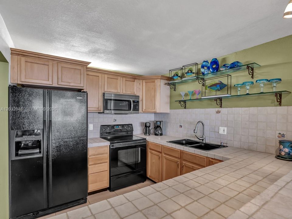 For Sale: $450,000 (1 beds, 1 baths, 1000 Square Feet)