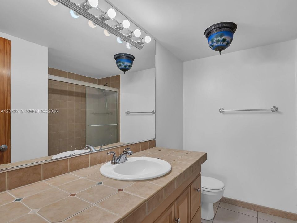 For Sale: $450,000 (1 beds, 1 baths, 1000 Square Feet)