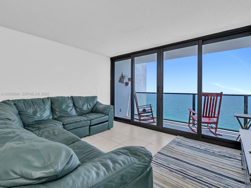 For Sale: $450,000 (1 beds, 1 baths, 1000 Square Feet)