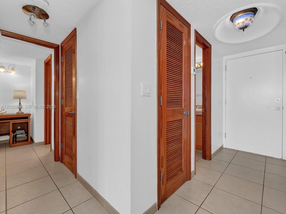 For Sale: $450,000 (1 beds, 1 baths, 1000 Square Feet)