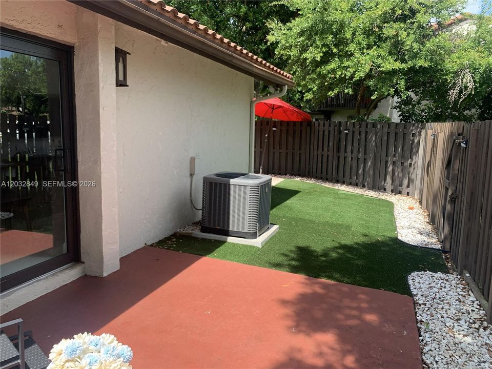 For Sale: $399,000 (2 beds, 1 baths, 1010 Square Feet)