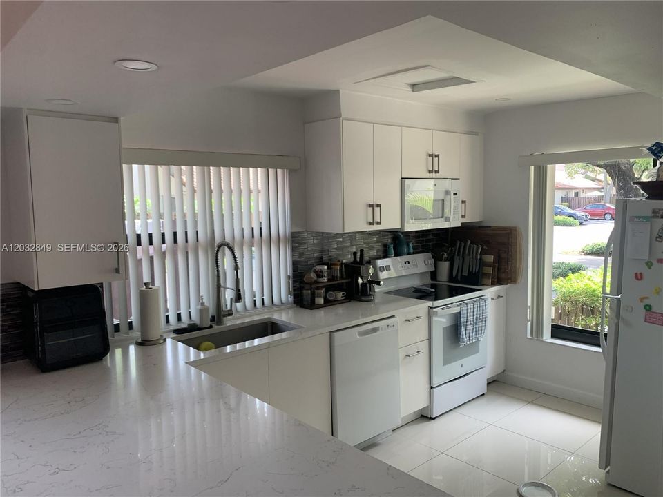 For Sale: $399,000 (2 beds, 1 baths, 1010 Square Feet)