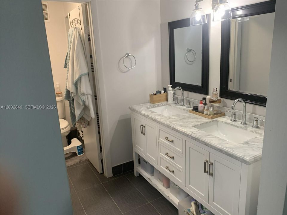 For Sale: $399,000 (2 beds, 1 baths, 1010 Square Feet)