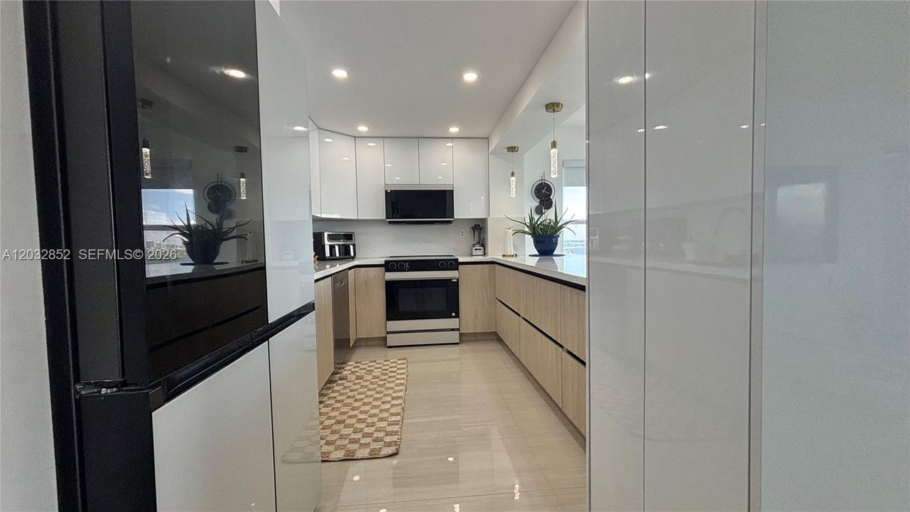 For Sale: $419,000 (2 beds, 2 baths, 1408 Square Feet)
