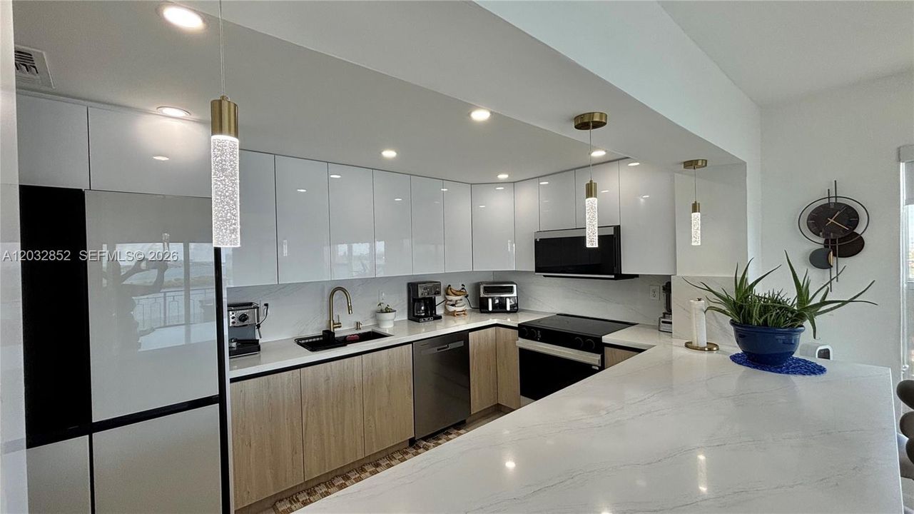 For Sale: $419,000 (2 beds, 2 baths, 1408 Square Feet)