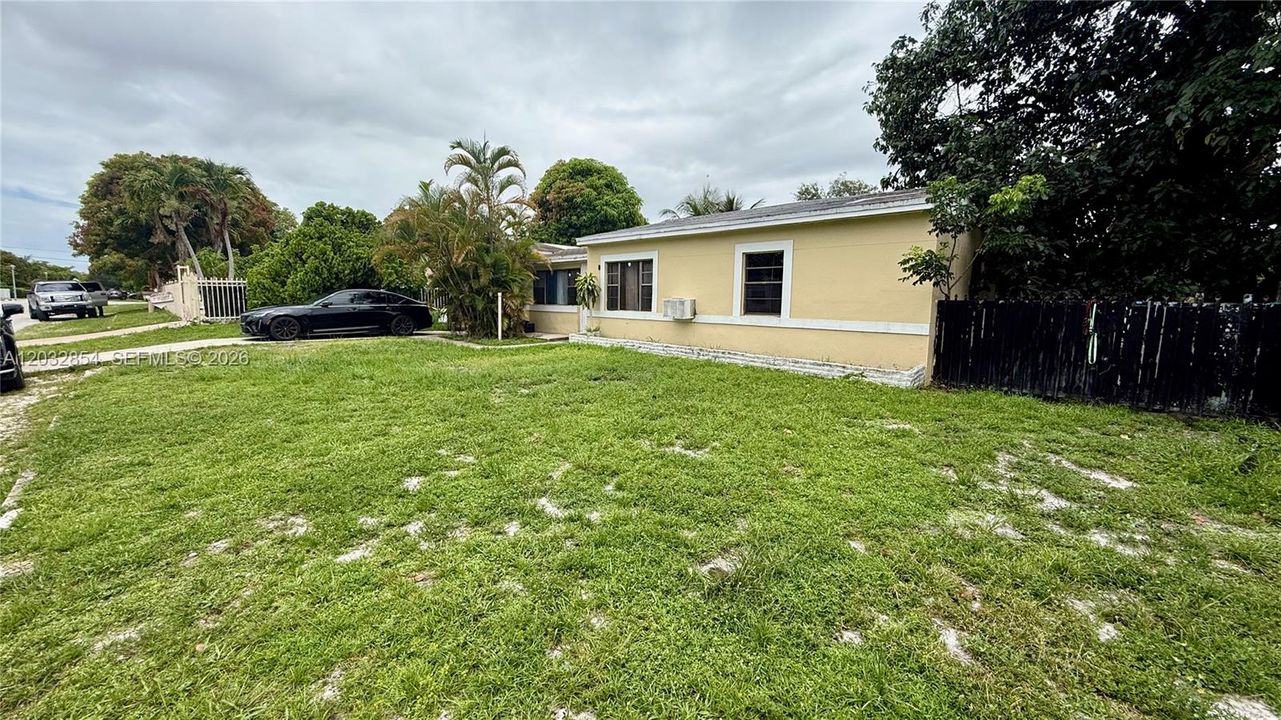 For Sale: $409,900 (2 beds, 1 baths, 1360 Square Feet)