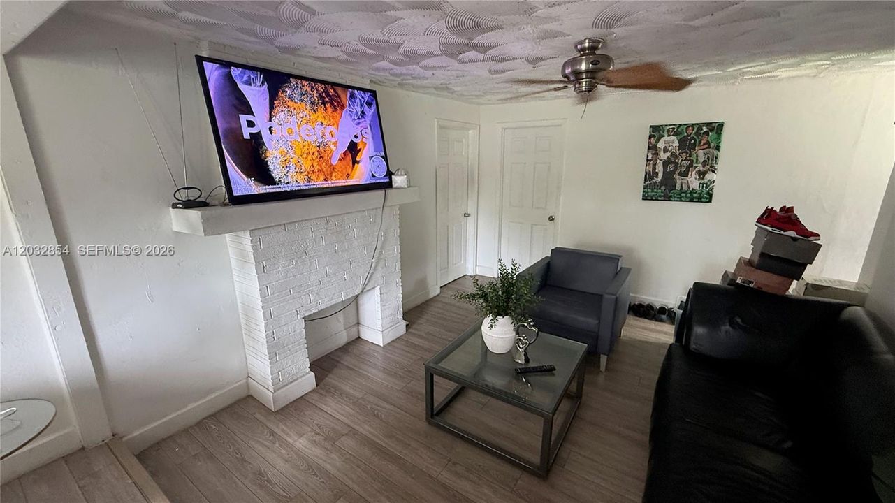 For Sale: $409,900 (2 beds, 1 baths, 1360 Square Feet)