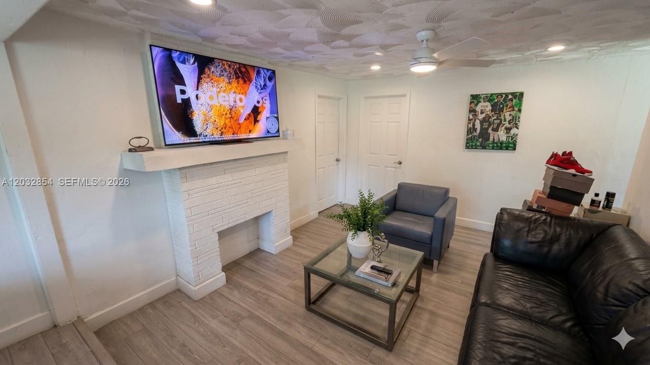 For Sale: $409,900 (2 beds, 1 baths, 1360 Square Feet)