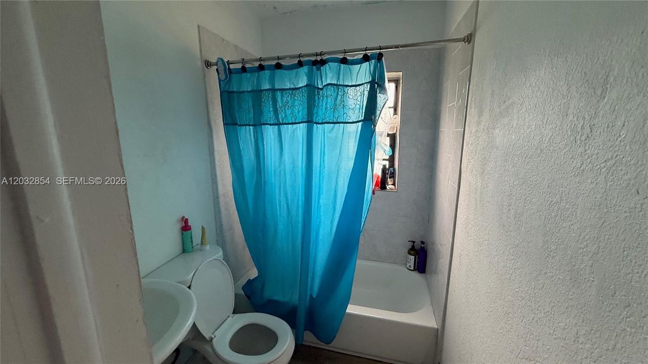 For Sale: $409,900 (2 beds, 1 baths, 1360 Square Feet)