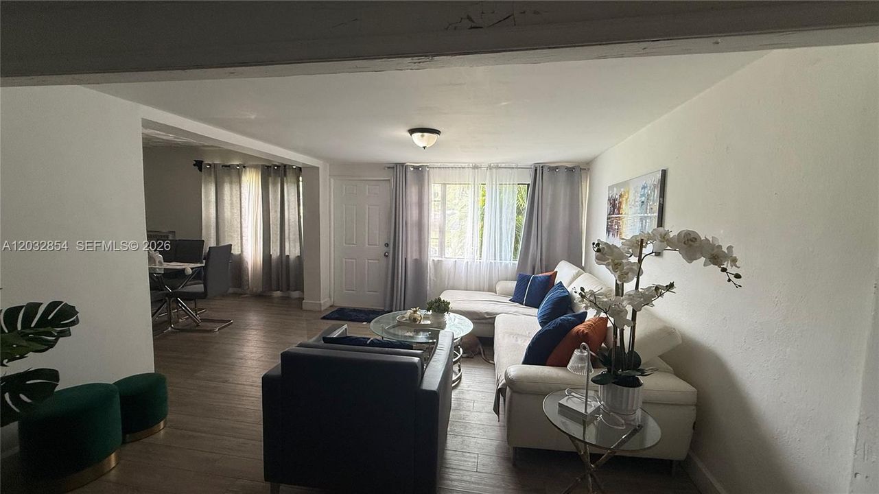 For Sale: $409,900 (2 beds, 1 baths, 1360 Square Feet)