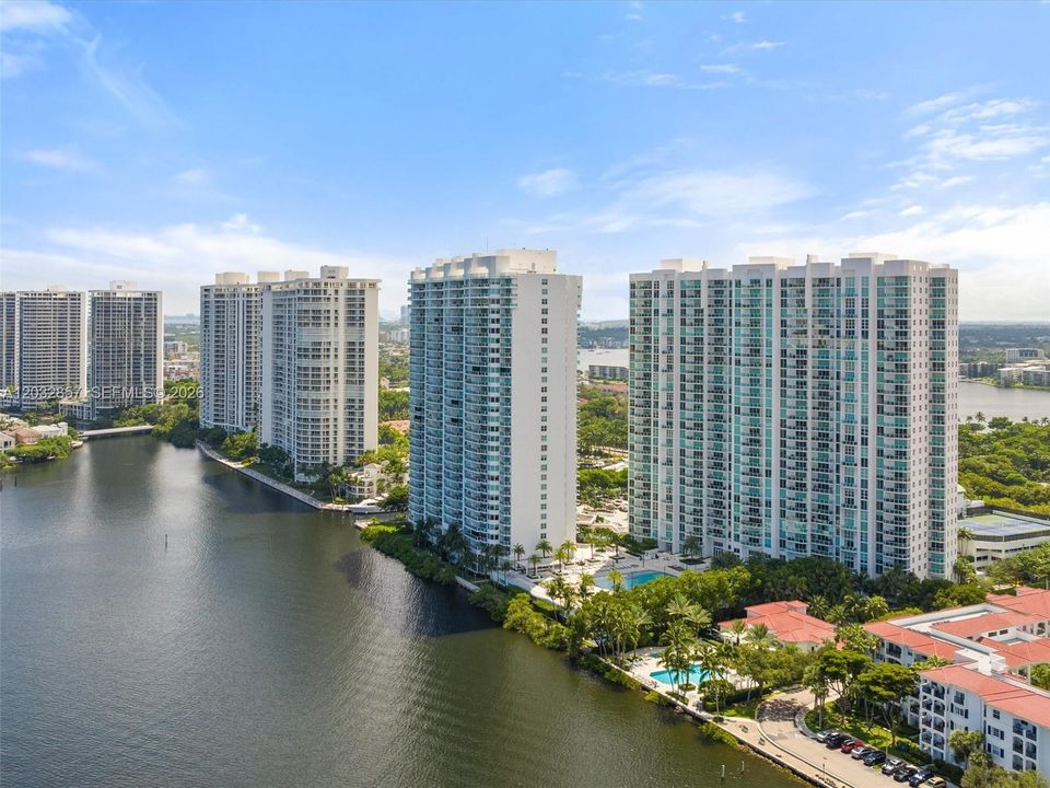 For Sale: $2,400,000 (3 beds, 3 baths, 3264 Square Feet)