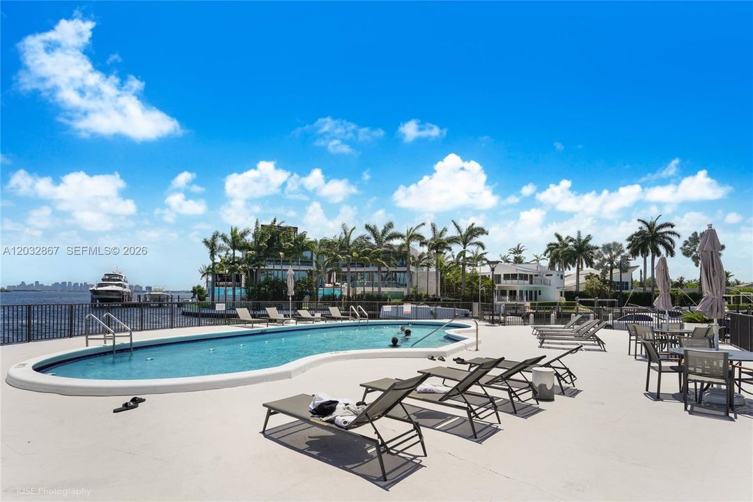 For Sale: $414,500 (2 beds, 2 baths, 1181 Square Feet)