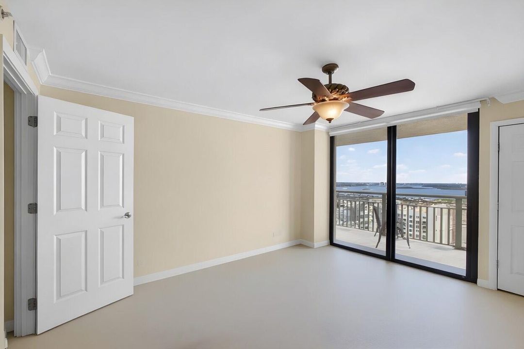Bedroom w Balcony Access
