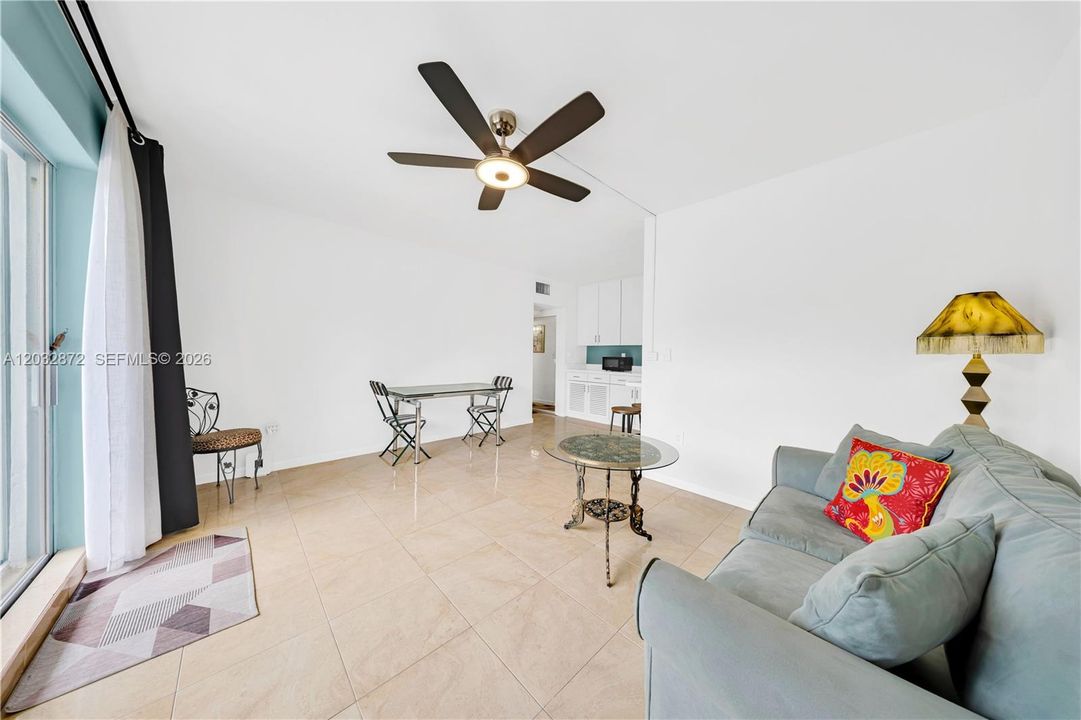 For Sale: $389,900 (1 beds, 1 baths, 650 Square Feet)