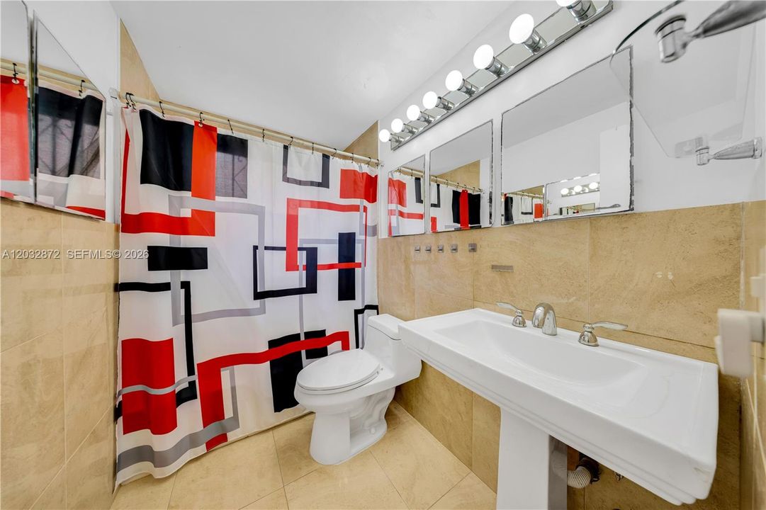 For Sale: $389,900 (1 beds, 1 baths, 650 Square Feet)