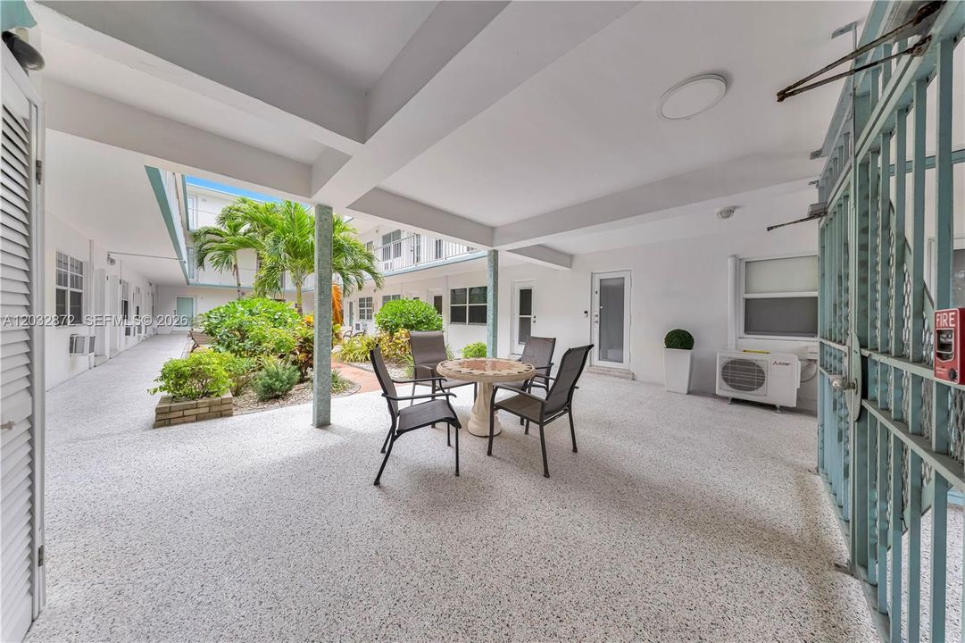 For Sale: $389,900 (1 beds, 1 baths, 650 Square Feet)