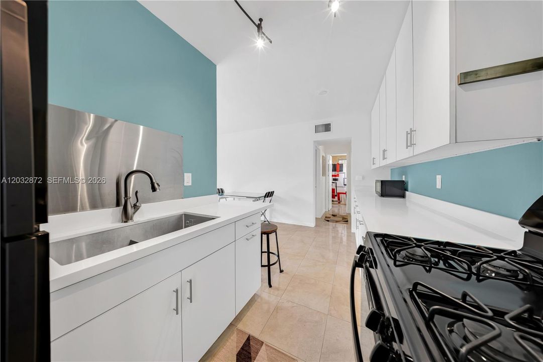 For Sale: $389,900 (1 beds, 1 baths, 650 Square Feet)