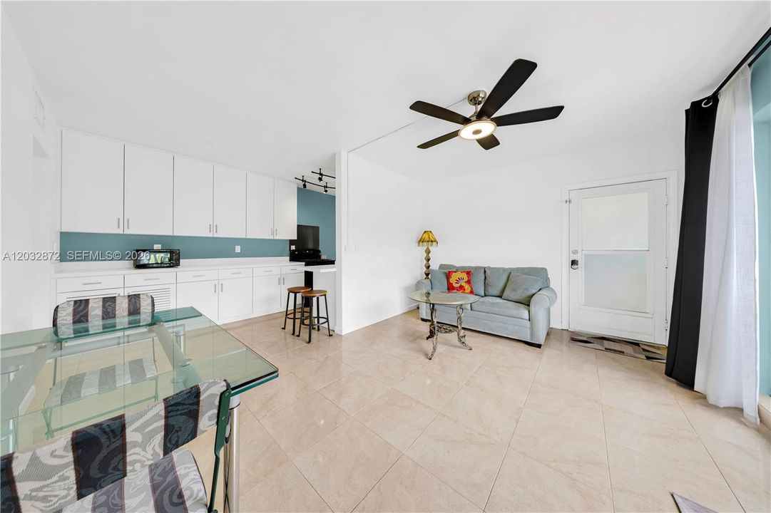 For Sale: $389,900 (1 beds, 1 baths, 650 Square Feet)