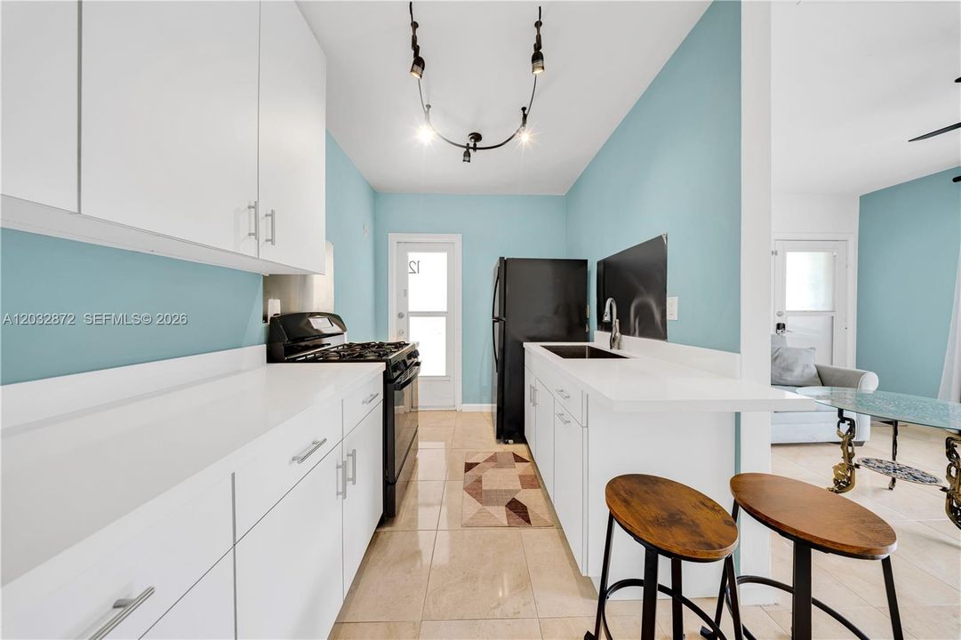 For Sale: $389,900 (1 beds, 1 baths, 650 Square Feet)