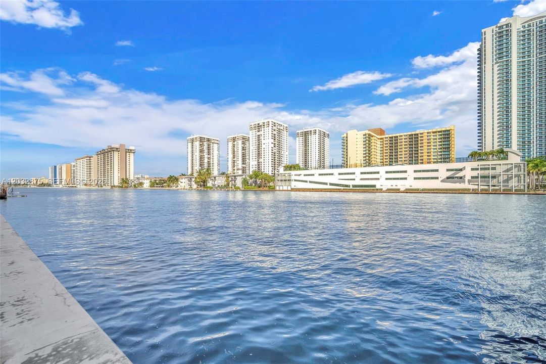 For Rent: $2,000 (2 beds, 2 baths, 1130 Square Feet)
