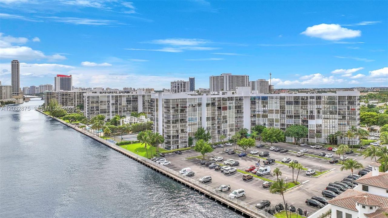 For Rent: $2,000 (2 beds, 2 baths, 1130 Square Feet)