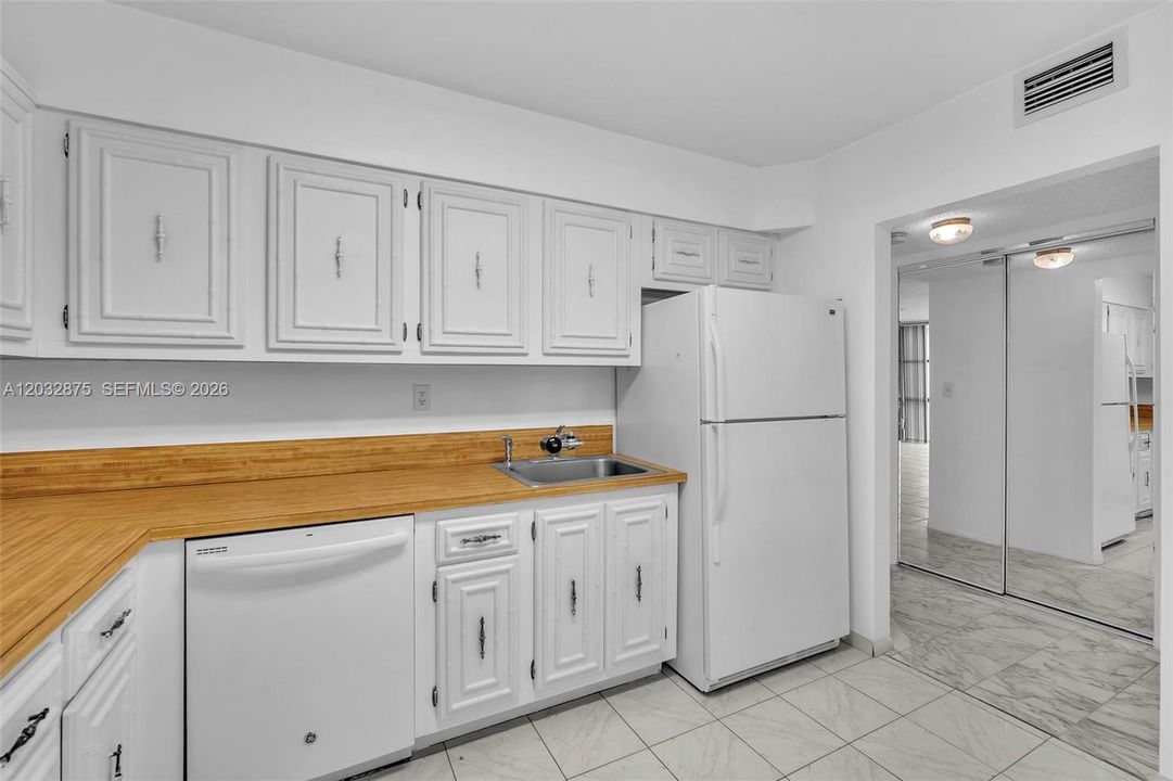 For Rent: $2,000 (2 beds, 2 baths, 1130 Square Feet)