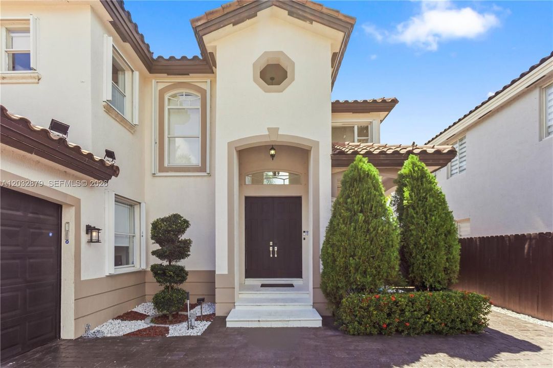 For Sale: $930,000 (3 beds, 3 baths, 2208 Square Feet)