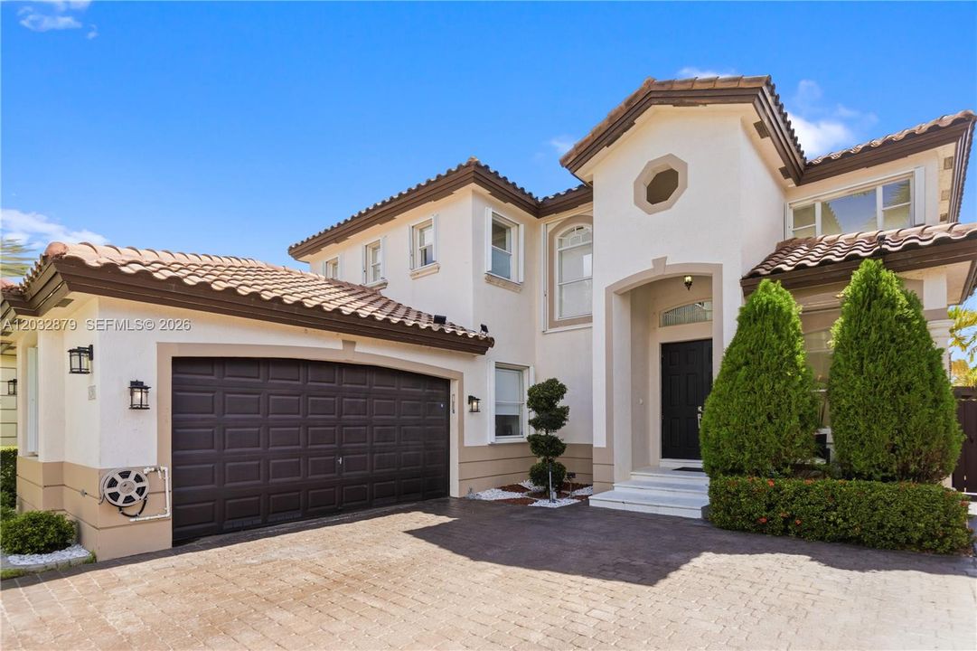 For Sale: $930,000 (3 beds, 3 baths, 2208 Square Feet)