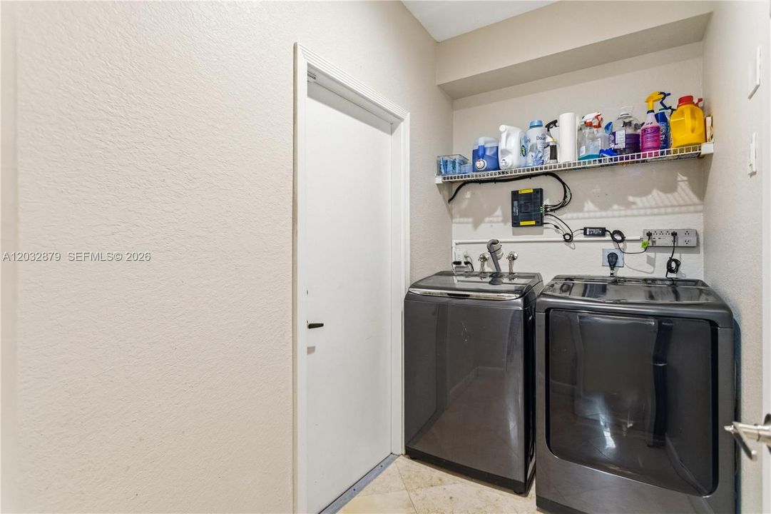 For Sale: $930,000 (3 beds, 3 baths, 2208 Square Feet)