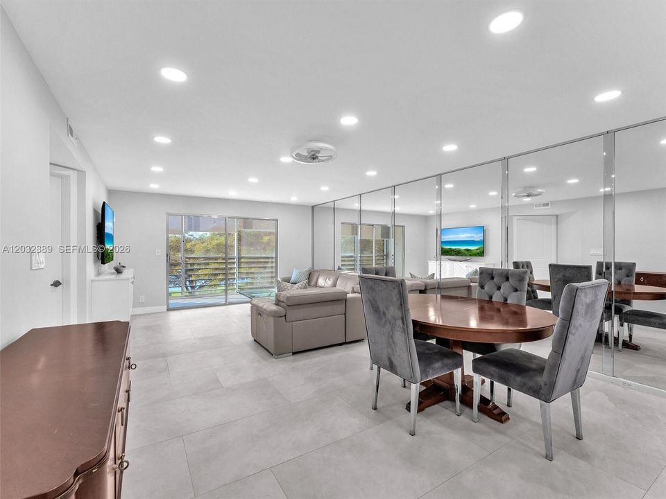 For Sale: $325,000 (2 beds, 2 baths, 1157 Square Feet)