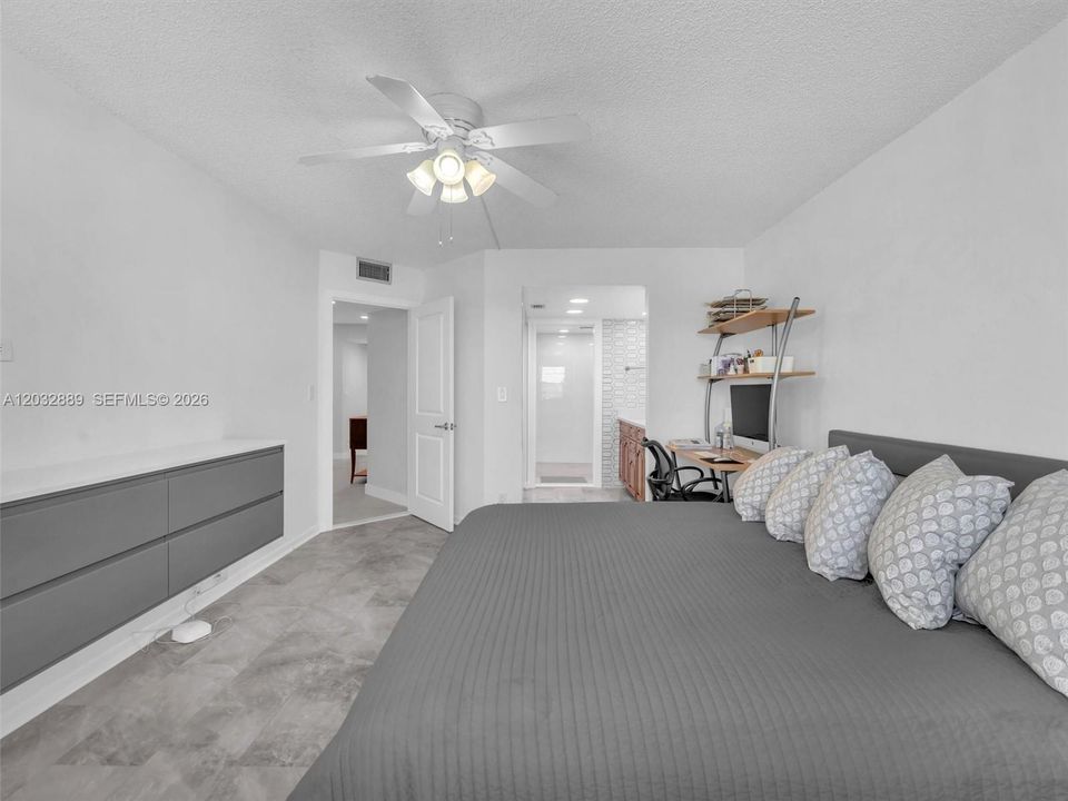 For Sale: $325,000 (2 beds, 2 baths, 1157 Square Feet)