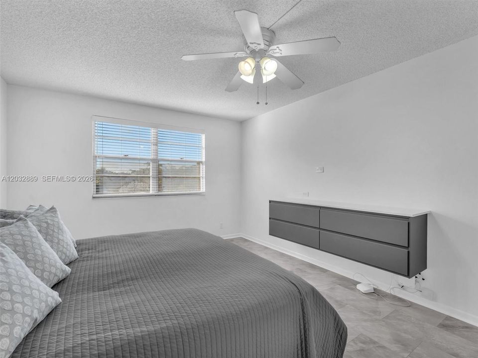 For Sale: $325,000 (2 beds, 2 baths, 1157 Square Feet)