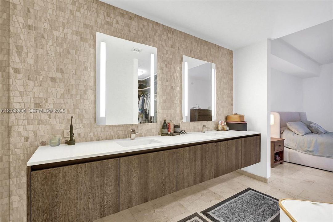 Double vanity with iluminated mirrors