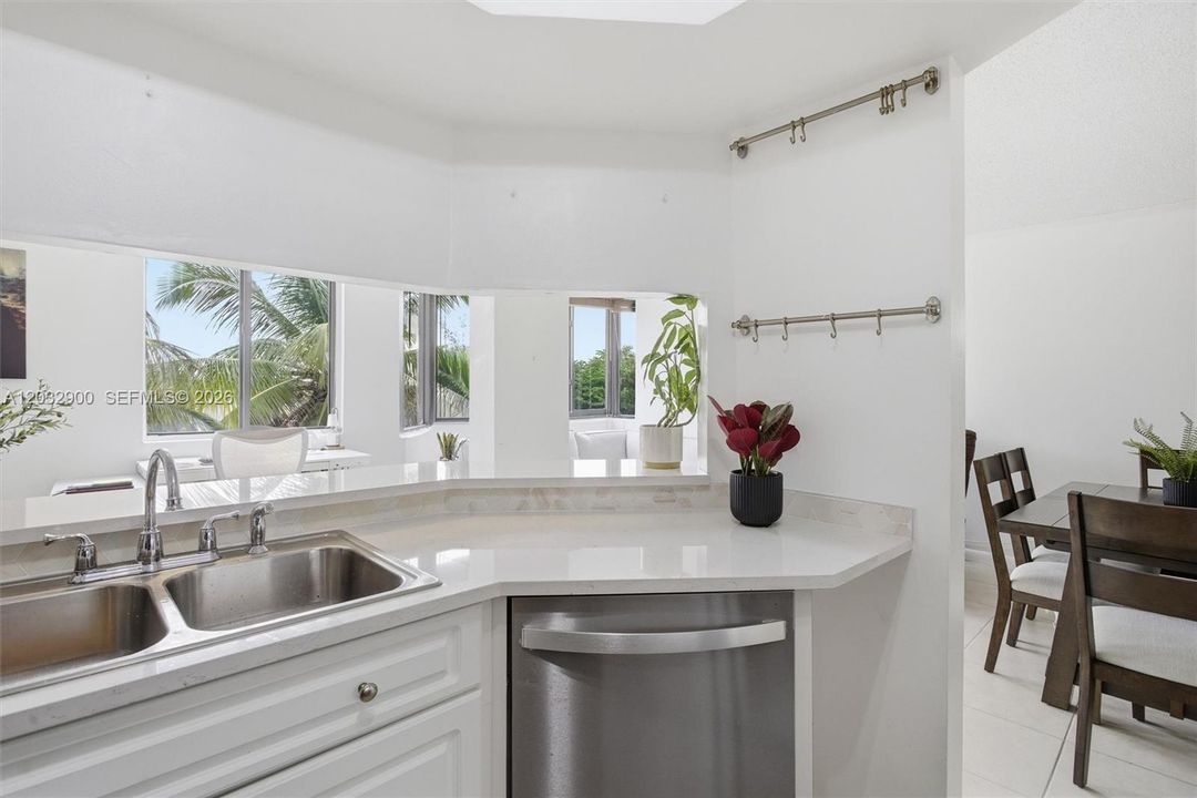 For Sale: $297,500 (3 beds, 2 baths, 1293 Square Feet)