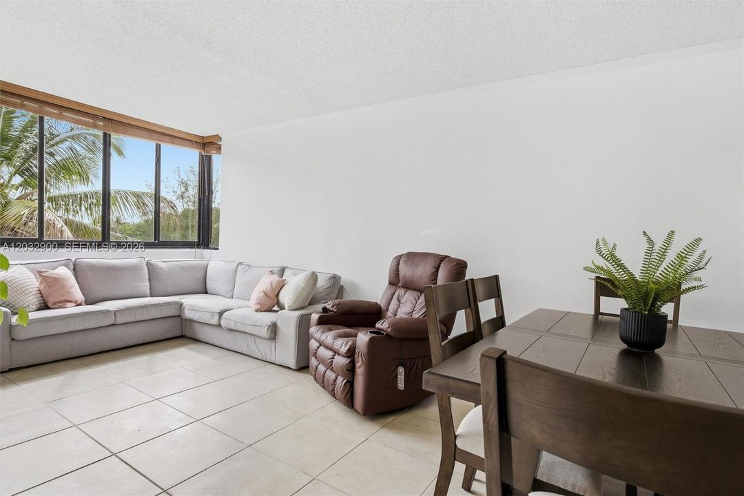 For Sale: $297,500 (3 beds, 2 baths, 1293 Square Feet)