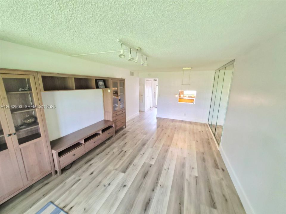 For Sale: $79,990 (1 beds, 1 baths, 620 Square Feet)