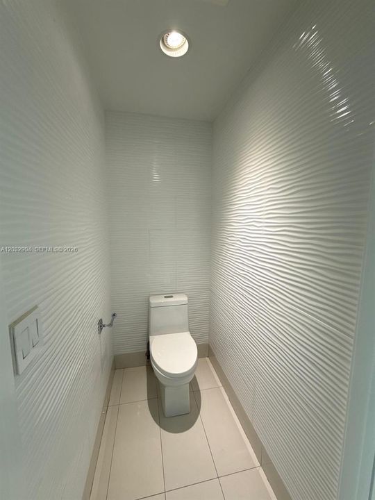 For Sale: $700,000 (2 beds, 2 baths, 1095 Square Feet)