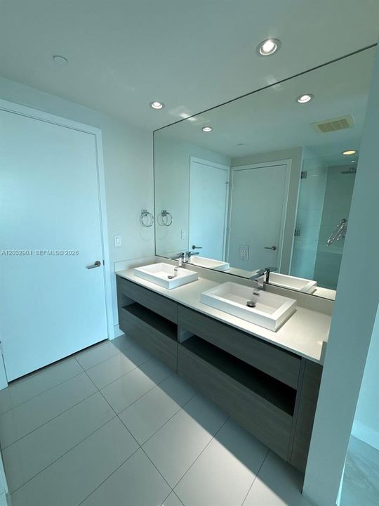 For Sale: $700,000 (2 beds, 2 baths, 1095 Square Feet)