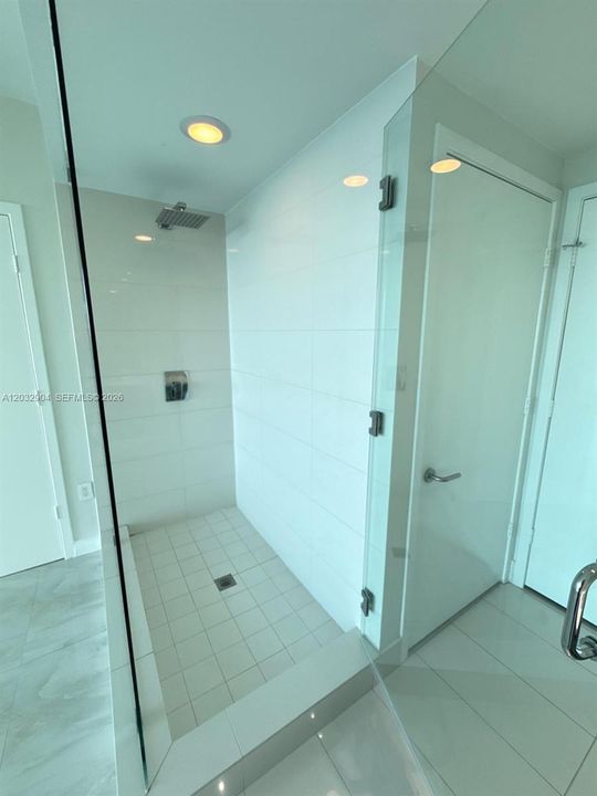 For Sale: $700,000 (2 beds, 2 baths, 1095 Square Feet)