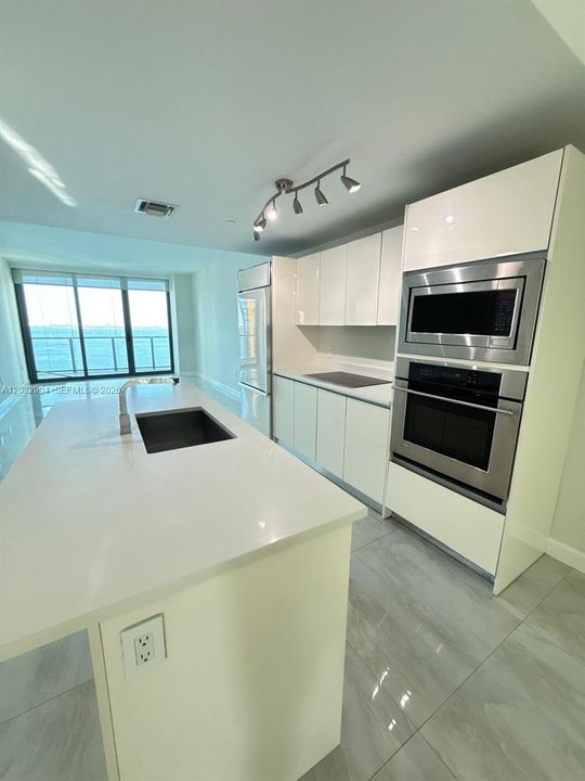 For Sale: $700,000 (2 beds, 2 baths, 1095 Square Feet)
