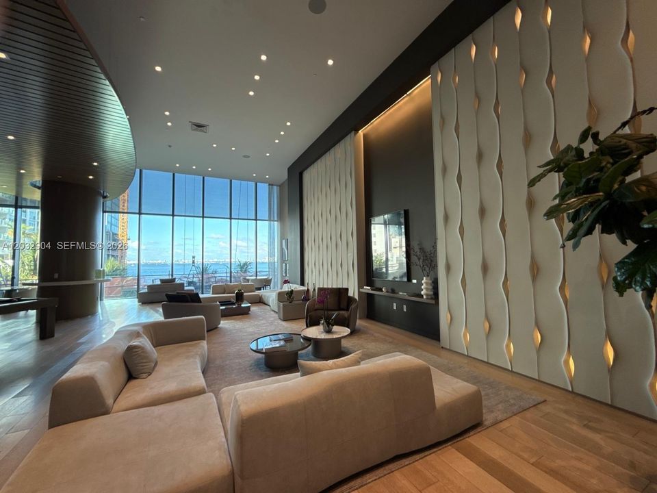 For Sale: $700,000 (2 beds, 2 baths, 1095 Square Feet)