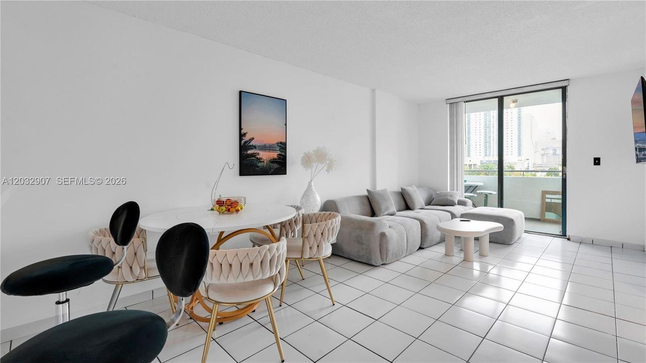 For Sale: $225,000 (2 beds, 1 baths, 791 Square Feet)