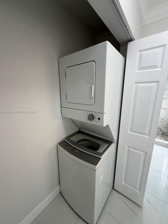 Active With Contract: $1,950 (2 beds, 1 baths, 760 Square Feet)