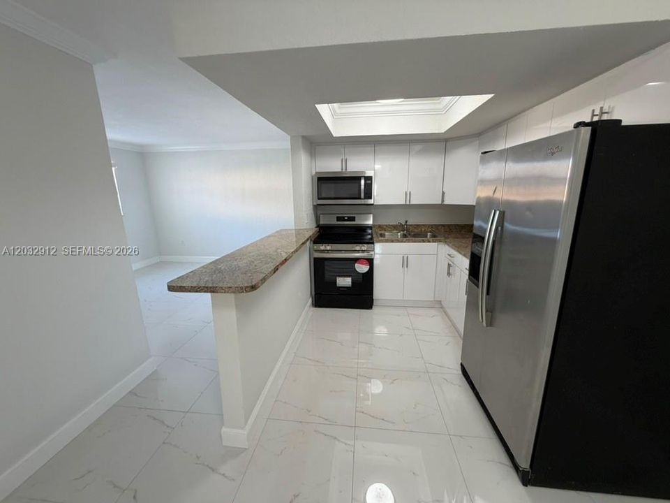 Active With Contract: $1,950 (2 beds, 1 baths, 760 Square Feet)