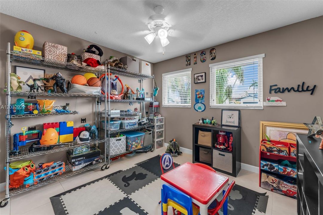 For Sale: $850,000 (4 beds, 2 baths, 1884 Square Feet)
