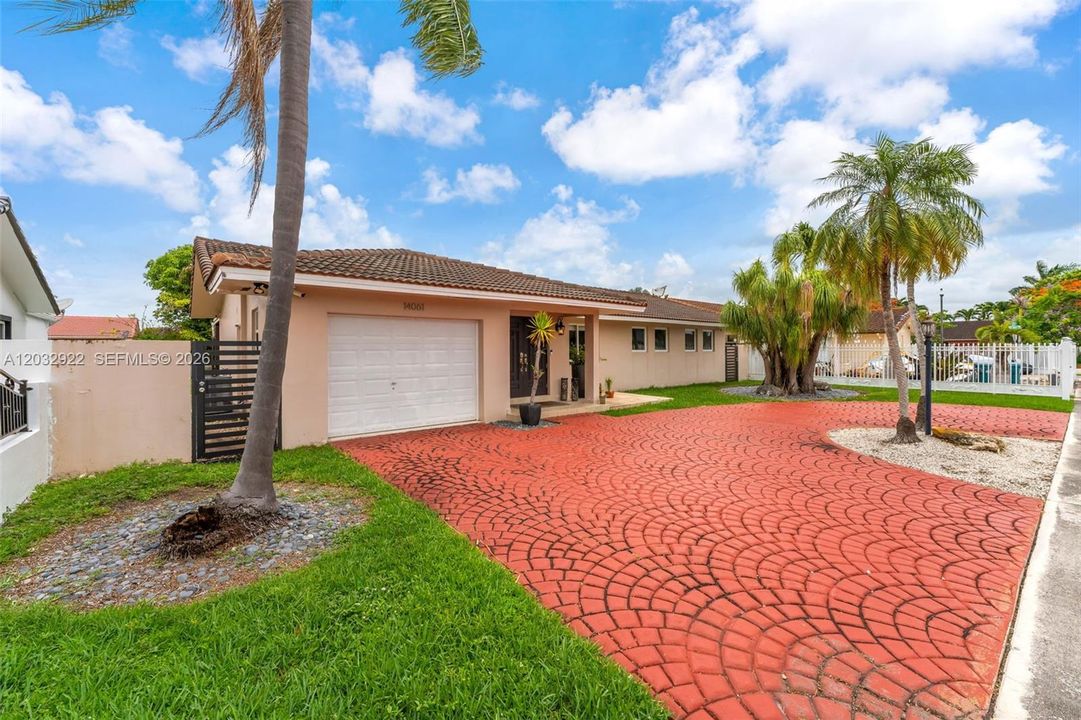 For Sale: $850,000 (4 beds, 2 baths, 1884 Square Feet)