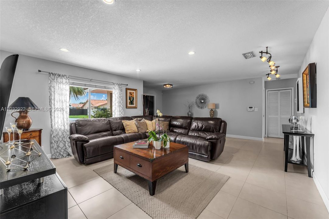 For Sale: $850,000 (4 beds, 2 baths, 1884 Square Feet)